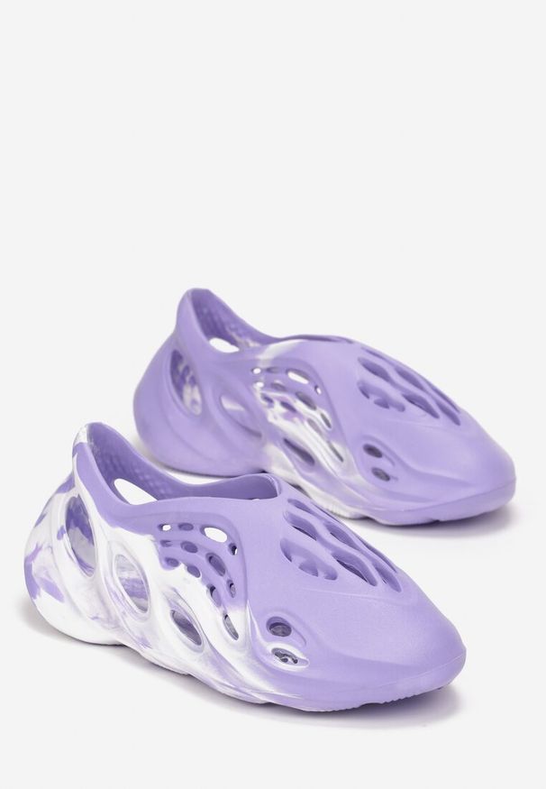 Renee - Fioletowe Gumowe Sneakersy Zdobione Efektem Ombre i Wycięciami Lisna. Zapięcie: bez zapięcia. Kolor: fioletowy. Materiał: guma. Wzór: aplikacja