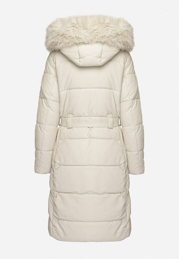 Born2be - Biała Pikowana Kurtka z Odpinanym Kapturem z Futerkiem Innalisse. Okazja: na co dzień, do pracy, na spotkanie biznesowe. Kolor: biały. Materiał: futro. Długość rękawa: długi rękaw. Długość: długie. Styl: biznesowy, casual, elegancki