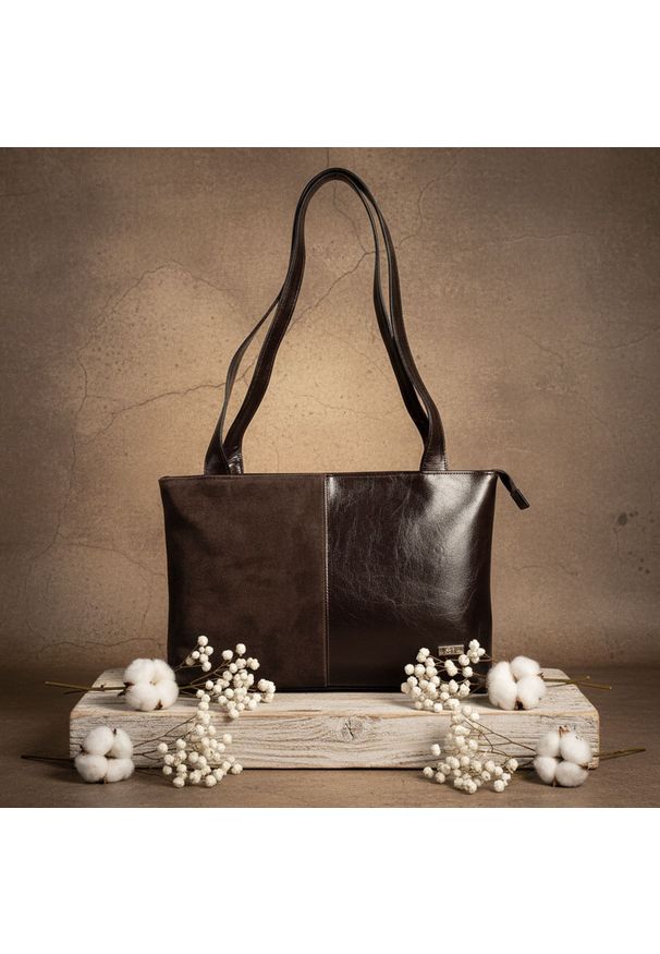 Shopperka klasyczna torebka zamszowa SHE skóra 723 czekolada. Wzór: gładki. Materiał: skórzane. Styl: klasyczny