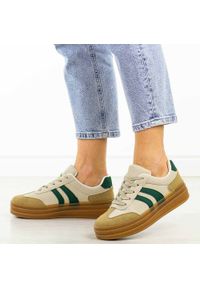 Beżowe sneakersy damskie Jezzi News 6769. Okazja: na co dzień, na spacer. Zapięcie: sznurówki. Kolor: beżowy. Materiał: skóra. Szerokość cholewki: normalna. Sezon: wiosna, jesień, lato. Obcas: na platformie. Sport: turystyka piesza