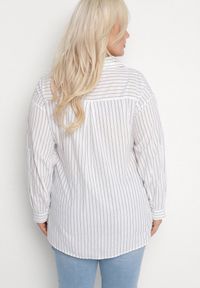 Born2be - Biała Koszula w Drobne Paseczki o Klasycznym Kroju z Podpinanymi Rękawami Ilerra. Okazja: na co dzień. Kolekcja: plus size. Kolor: biały. Materiał: bawełna, jeans, materiał. Długość rękawa: długi rękaw. Długość: długie. Wzór: aplikacja. Styl: klasyczny