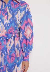 Born2be - Niebiesko-Różowa Koszulowa Sukienka Midi z Etno Wzorem i Wiązanym Paskiem Mithera. Kolor: niebieski. Typ sukienki: koszulowe. Styl: etno. Długość: midi #3