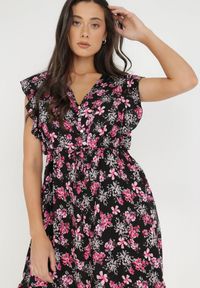 Born2be - Czarno-Różowa Sukienka z Wiskozy Actamia. Okazja: na co dzień. Typ kołnierza: kokarda, kołnierz z falbankami. Kolor: czarny. Materiał: wiskoza. Wzór: kwiaty. Typ sukienki: proste. Styl: casual. Długość: mini #2