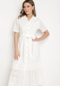 Born2be - Biała Bawełniana Sukienka Koszulowa z Wiązanym Paskiem Zdobiona Haftem Efriselle. Okazja: na co dzień. Typ kołnierza: kołnierzyk klasyczny. Kolor: biały. Materiał: bawełna. Wzór: aplikacja, haft. Typ sukienki: koszulowe. Styl: klasyczny, casual, elegancki #4