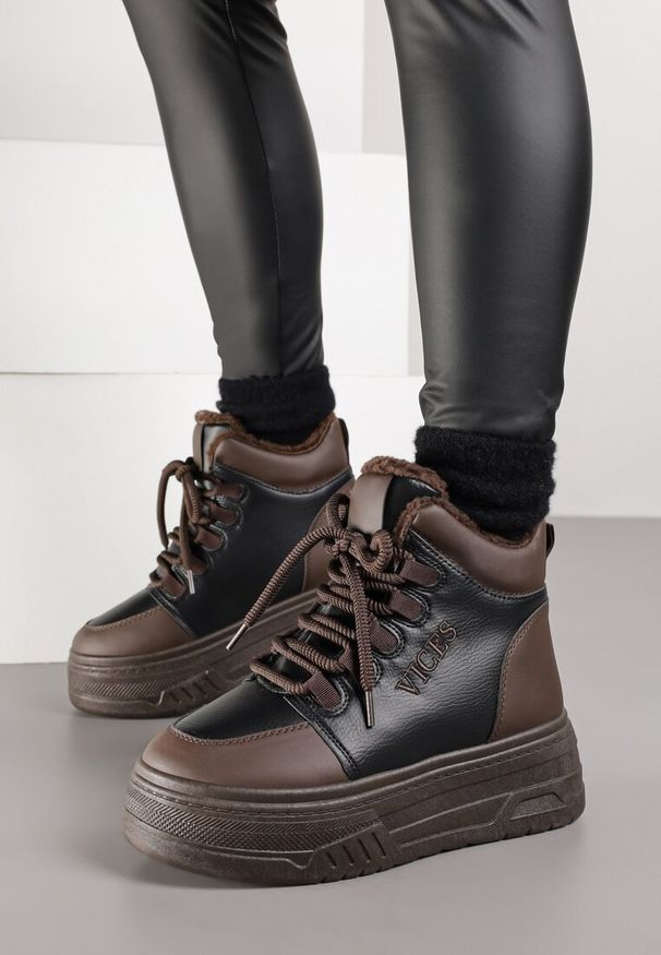 Born2be - Czarno-Brązowe Sneakersy Śniegowce Vices na Grubej Podeszwie z Tłoczeniem Ozdobione Napisem Fettania. Okazja: na co dzień. Kolor: czarny. Materiał: jeans, puch, skóra. Wzór: napisy, aplikacja