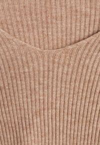 Born2be - Ciemnobeżowy Dopasowany Sweter z Prążkowanej Dzianiny z Bawełną z Dekoltem w Serek Tesma. Okazja: na co dzień. Typ kołnierza: dekolt w serek. Kolor: beżowy. Materiał: prążkowany, dzianina, bawełna. Długość rękawa: długi rękaw. Długość: długie. Styl: casual, elegancki #4