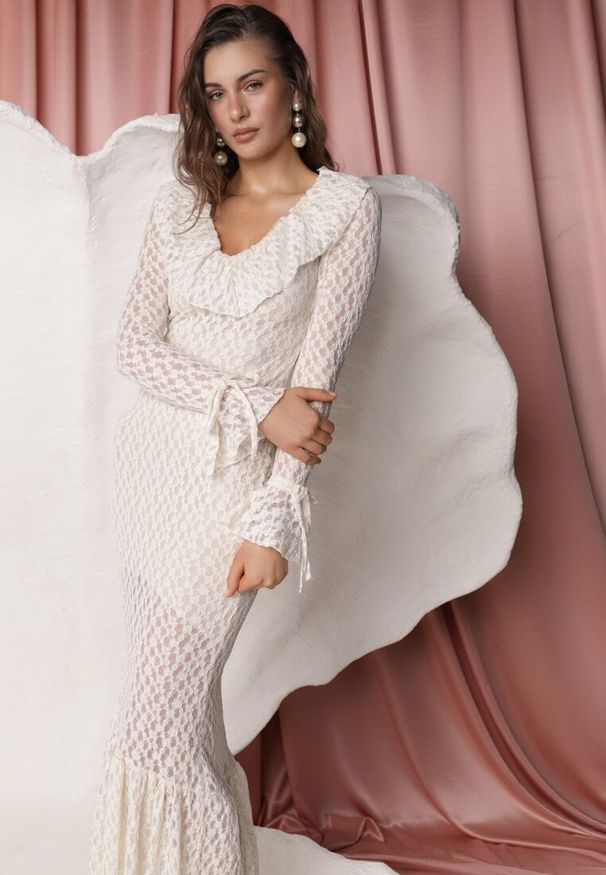 Renee - Beżowa Wieczorowa Sukienka z Koronki Zdobiona Falbanami Lunetra. Typ kołnierza: dekolt w kształcie V. Kolor: beżowy. Materiał: koronka. Wzór: aplikacja, koronka. Styl: wizytowy