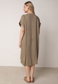 Born2be - Ciemnobeżowa Pudełkowa Sukienka z Lnem i Wiskozą Zdobiona Metalicznym Guzikiem Phisoth. Okazja: na co dzień, do pracy, na spotkanie biznesowe. Kolekcja: plus size. Kolor: beżowy. Materiał: wiskoza, len. Wzór: aplikacja. Sezon: lato. Typ sukienki: dla puszystych, proste. Styl: casual, biznesowy, elegancki #8