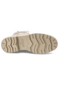 Beżowe Trzewiki Mustang Ocieplane Obuwie Damskie. Okazja: na co dzień. Zapięcie: sznurówki. Kolor: beżowy. Materiał: materiał, syntetyk. Szerokość cholewki: normalna. Wzór: aplikacja. Sezon: zima, jesień. Styl: casual, klasyczny #3