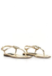DOLCE & GABBANA - Złote sandały z logo. Zapięcie: pasek. Kolor: złoty #5
