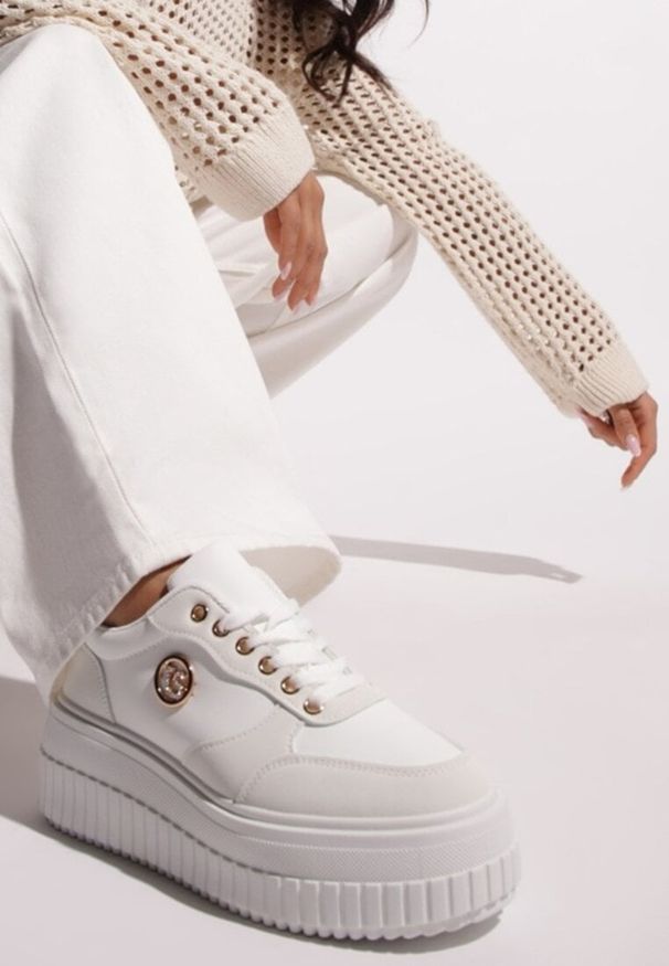 Renee - Białe Sneakersy Vices na Platformie z Tłoczeniem Ozdobione Metaliczną Aplikacją Eriri. Okazja: do pracy. Kolor: biały. Materiał: jeans. Wzór: aplikacja. Obcas: na platformie