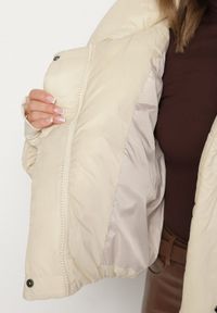 Born2be - Beżowa Pikowana Kurtka o Nietoperzowym Kroju z Szerokim Kołnierzem Neandria. Okazja: do pracy, na co dzień. Kolor: beżowy. Materiał: jeans. Długość: krótkie. Styl: casual, elegancki #4