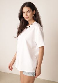 Born2be - Biały Bawełniany T-shirt Oversize z Biżuteryjnymi Aplikacjami przy Dekolcie Tesana. Okazja: na co dzień, do pracy. Kolor: biały. Materiał: bawełna. Wzór: aplikacja. Styl: elegancki, casual #2
