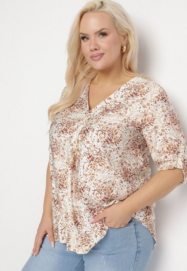 Born2be - Brązowa Bluzka z Wiskozą w Abstrakcyjny Print Silzia. Kolekcja: plus size. Kolor: brązowy. Materiał: wiskoza. Wzór: nadruk