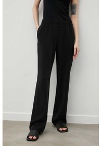 Samsoe & Samsoe - Samsoe Samsoe spodnie damskie kolor czarny proste high waist. Okazja: na co dzień. Stan: podwyższony. Kolor: czarny. Materiał: poliester, dzianina. Styl: casual