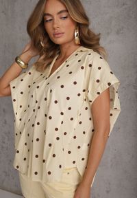 Renee - Żółta Bluzka Bawełniana w Groszki Oversize Jeniera. Okazja: na co dzień. Typ kołnierza: dekolt w serek. Kolor: żółty. Długość: krótkie. Wzór: grochy. Materiał: bawełna. Długość rękawa: krótki rękaw. Sezon: wiosna, lato. Styl: retro, casual #6