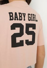 Born2be - Ciemnoróżowy Bawełniany T-shirt Oversize o Krótkim Kroju Zariona. Okazja: na co dzień. Kolor: różowy. Materiał: bawełna. Długość: krótkie. Wzór: aplikacja. Styl: klasyczny, casual, elegancki #6