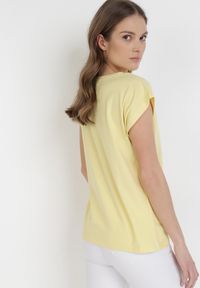 Born2be - Żółty T-shirt Peshahria. Kolor: żółty. Materiał: bawełna. Długość rękawa: krótki rękaw. Długość: krótkie. Wzór: kolorowy. Styl: sportowy #2