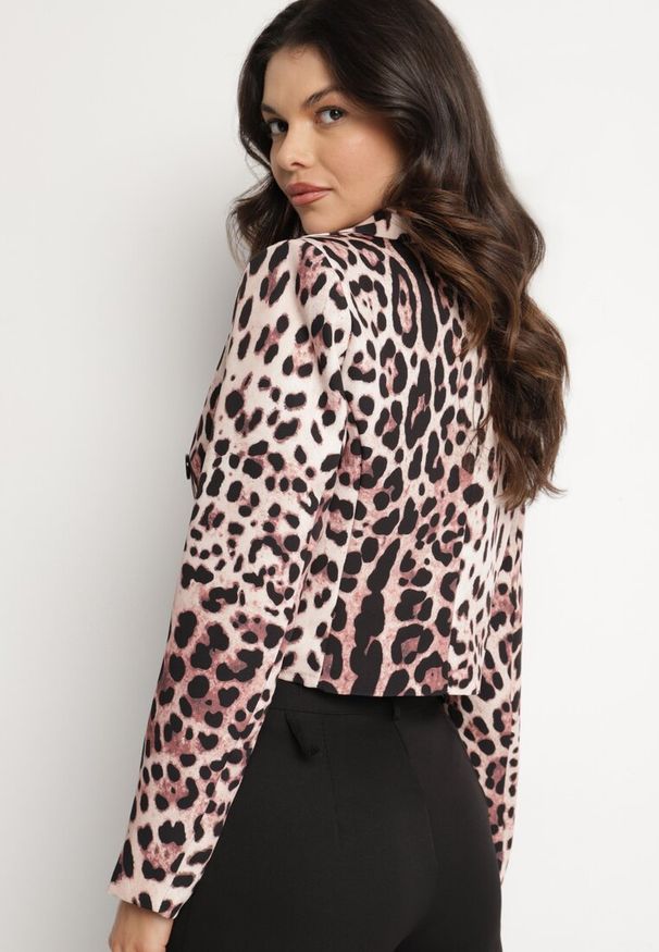 Born2be - Brązowa Dwurzędowa Marynarka o Krótkim Kroju w Panterkę Etalenea. Okazja: na co dzień. Kolor: brązowy. Materiał: jeans. Długość: krótkie. Wzór: motyw zwierzęcy. Styl: elegancki, casual, klasyczny