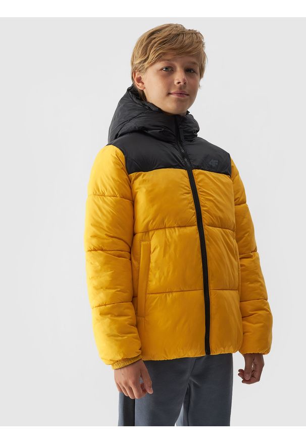 4f - 4F Kurtka puchowa z wypełnieniem syntetycznym chłopięca - żółta 140 (9-10 lat). Okazja: na co dzień. Typ kołnierza: kaptur, kołnierzyk stójkowy. Kolor: żółty. Materiał: puch, syntetyk. Długość: długie. Wzór: gładki. Sezon: lato. Styl: casual, sportowy, klasyczny