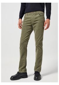 Wrangler - WRANGLER GREENSBORO MĘSKIE SPODNIE MATERIAŁOWE SZTRUKSOWE SZTRUKS DUSTY OLIVE 112356861 W15Q018011. Materiał: materiał, sztruks