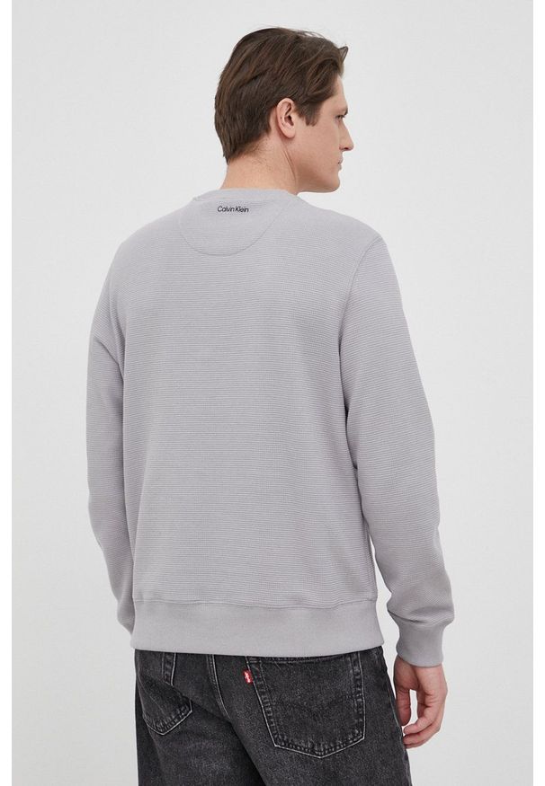 Calvin Klein - Bluza bawełniana. Okazja: na co dzień. Kolor: szary. Materiał: bawełna. Wzór: gładki. Styl: casual