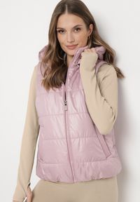Born2be - Różowa Kamizelka z Odpinanym Kapturem i Kieszeniami Pikowana Aggevia. Kolor: różowy #7