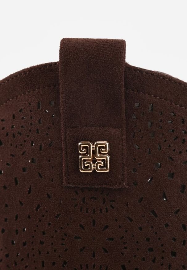 Born2be - Brązowe Botki Typu Kowbojki Ażurowe Ozdobione Metaliczną Aplikacją Iomosa. Okazja: do pracy, na co dzień. Kolor: brązowy. Materiał: prążkowany, skóra. Wzór: aplikacja, ażurowy. Styl: elegancki, casual