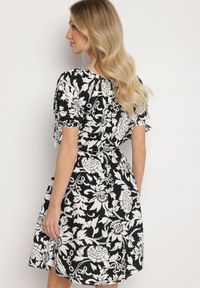 Born2be - Czarna Bawełniana Sukienka w Ornamentalne Rośliny z Wiązaniem Przy Rękawach Tosvena. Okazja: na co dzień, na spacer, na imprezę. Kolor: czarny. Materiał: bawełna. Styl: casual, elegancki #3