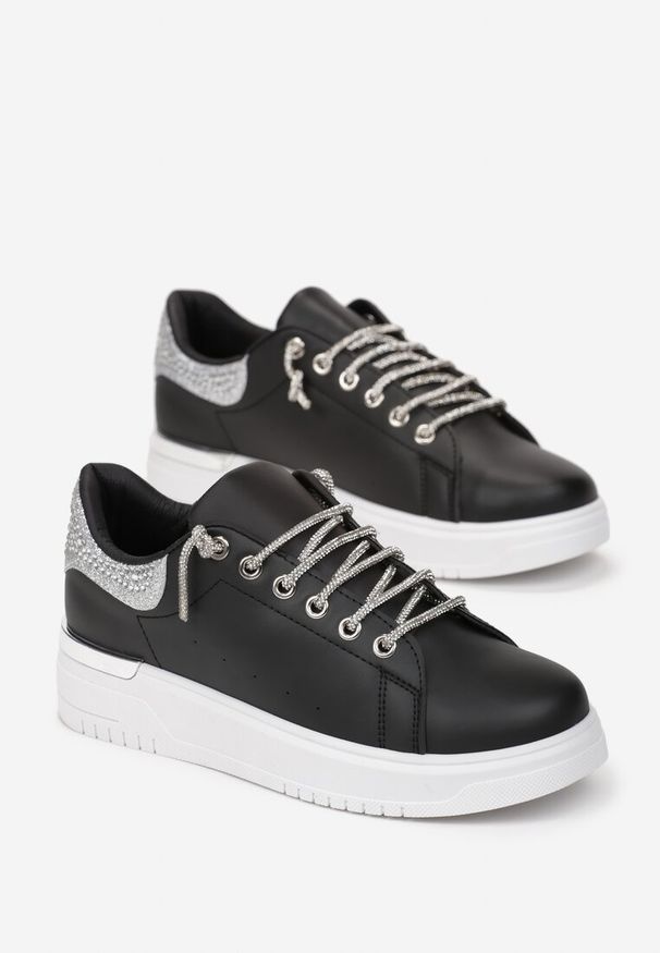 Renee - Czarne Płaskie Sneakersy na Grubej Podeszwie z Aplikacjami i Metalową Wstawką Torey. Okazja: na co dzień. Kolor: czarny. Wzór: aplikacja