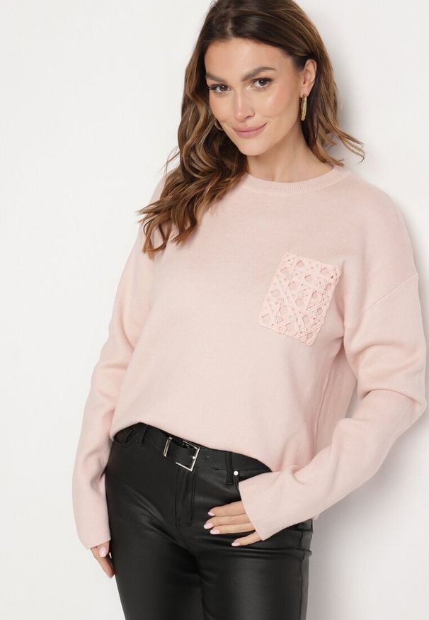 Born2be - Jasnoróżowy Sweter o Pudełkowym Kroju z Ozdobną Kieszonką Seaviraen. Okazja: do pracy, na co dzień. Kolor: różowy. Materiał: jeans. Długość rękawa: długi rękaw. Długość: długie. Styl: elegancki, casual