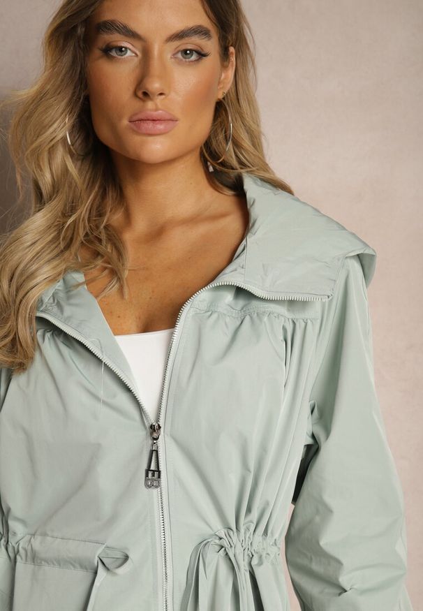 Renee - Jasnozielona Kurtka w Stylu Parki Wiązana w Pasie Nevithia. Okazja: na co dzień. Kolor: zielony. Materiał: skóra, jeans. Styl: casual, elegancki