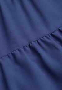 Renee - Niebieska Sukienka z Krótkim Rękawem i Ozdobnymi Falbankami o Rozkloszowanym Kroju Vetesa. Okazja: na co dzień. Typ kołnierza: kołnierz z falbankami. Kolor: niebieski. Materiał: jeans, wiskoza. Długość rękawa: krótki rękaw. Typ sukienki: proste. Styl: casual, klasyczny #8