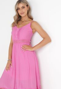 Born2be - Fuksjowa Rozkloszowana Sukienka z Koronką na Ramiączkach Sawita. Kolor: różowy. Materiał: koronka. Długość rękawa: na ramiączkach. Wzór: koronka. Styl: wakacyjny #3