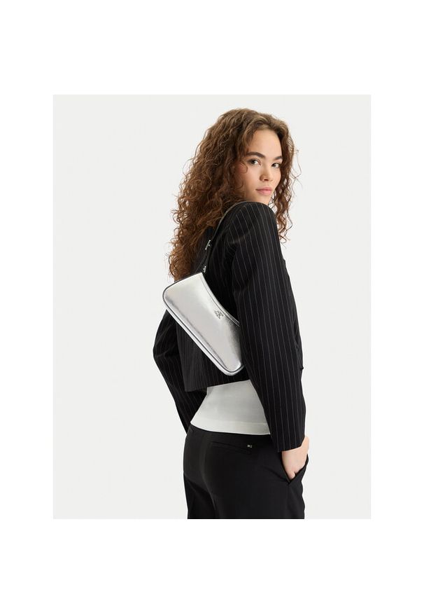 Torebka Calvin Klein. Kolor: srebrny