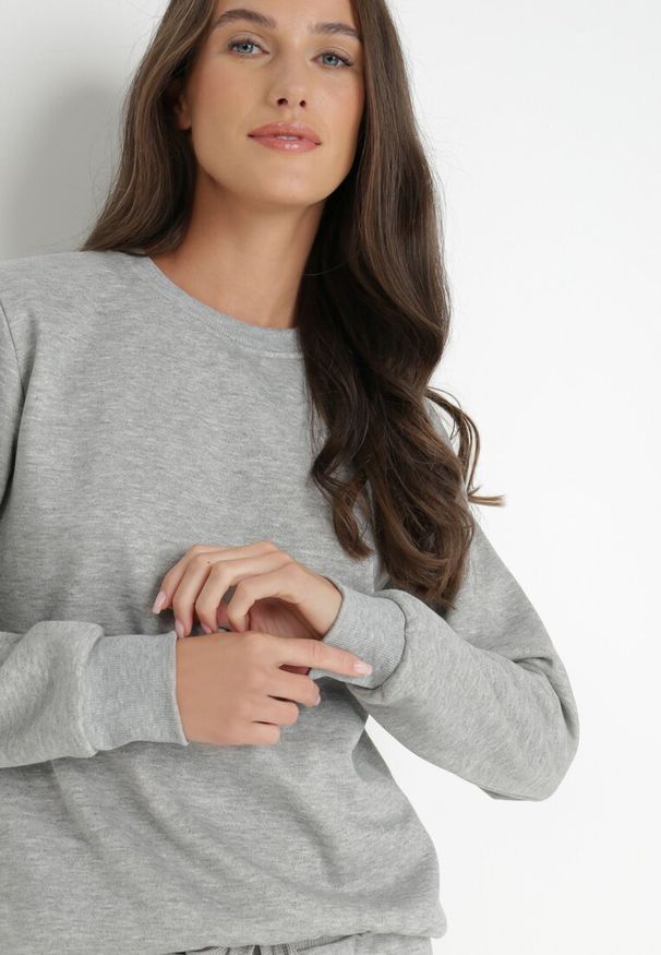 Born2be - Szara Bluza Sotear. Okazja: na co dzień. Kolor: szary. Materiał: polar, jeans, dzianina. Długość rękawa: długi rękaw. Długość: długie. Wzór: jednolity. Sezon: zima, jesień. Styl: klasyczny, casual