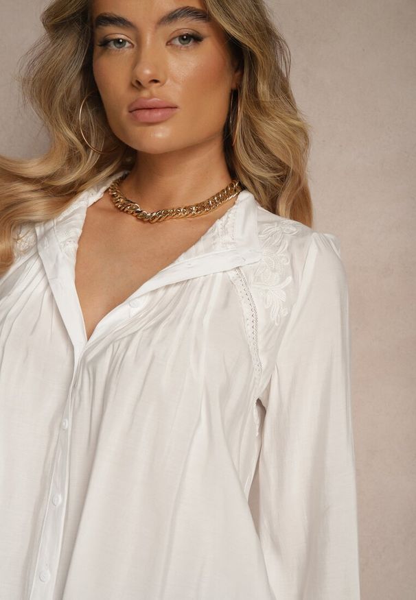 Renee - Biała Koszula Ozdobiona Haftowanym Wzorem Erinalis. Okazja: na co dzień, na spotkanie biznesowe, do pracy. Kolor: biały. Materiał: jeans. Wzór: aplikacja, haft. Styl: biznesowy, elegancki, casual