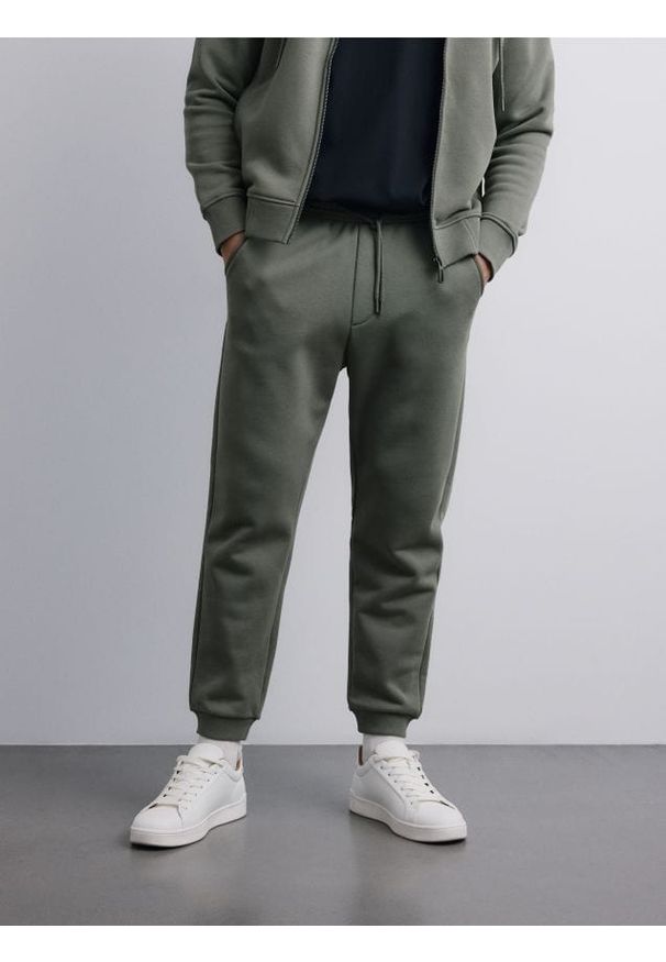 Reserved - Spodnie dresowe regular fit - jasny zielony. Kolor: zielony. Materiał: dresówka