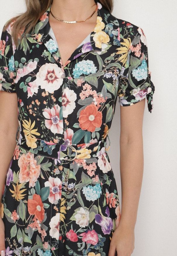 Born2be - Czarna Rozkloszowana Sukienka o Koszulowym Kroju z Paskiem w Kwiatowy Wzór Fevelorine. Okazja: na co dzień. Kolor: czarny. Wzór: kwiaty. Typ sukienki: koszulowe. Styl: casual