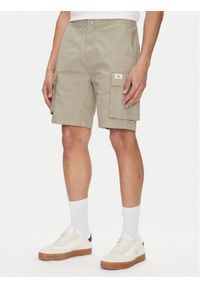 Calvin Klein Jeans Szorty materiałowe J30J327376 Zielony Regular Fit. Kolor: zielony. Materiał: bawełna