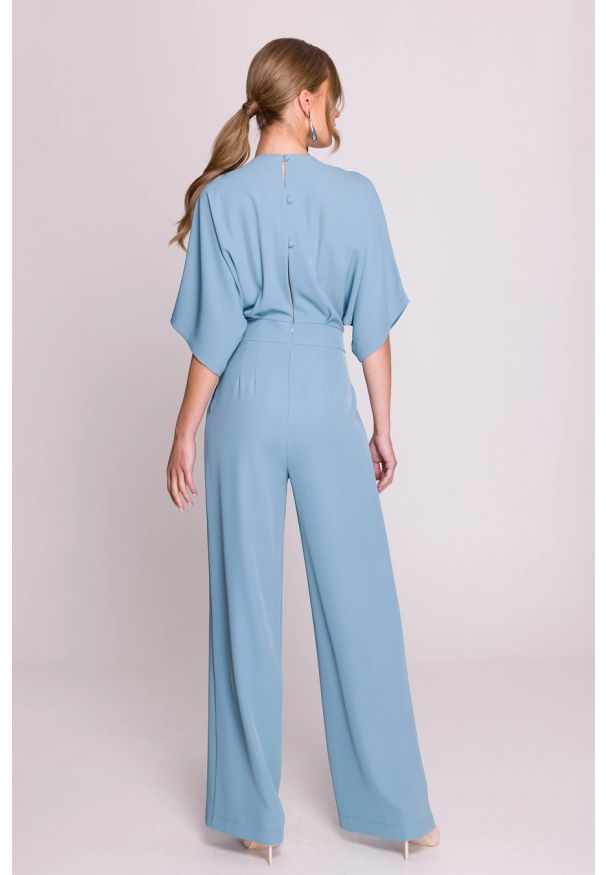 Stylove - Elegancki kombinezon damski z kopertowym dekoltem błękitny. Okazja: na ślub cywilny, na wesele, na imprezę. Kolor: niebieski, fioletowy. Typ sukienki: kopertowe. Styl: elegancki