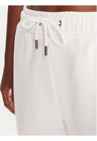 Guess Jeans Spodnie dresowe W5YB32 K68I4 Biały Regular Fit. Kolor: biały. Materiał: bawełna #3