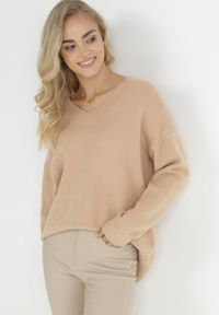 Born2be - Jasnobeżowy Sweter z Wiskozy Oversize Yorate. Okazja: na co dzień. Typ kołnierza: dekolt w serek. Kolor: beżowy. Materiał: wiskoza. Długość rękawa: długi rękaw. Długość: długie. Styl: wizytowy, elegancki, casual