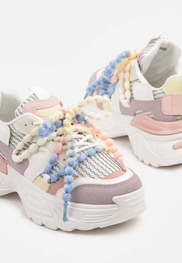 Renee - Biało-Różówe Sneakersy na Platformie Ozdobione Koralikami i Tłoczeniem Dorvia. Okazja: na co dzień. Nosek buta: okrągły. Zapięcie: sznurówki. Kolor: biały. Materiał: jeans. Wzór: aplikacja. Obcas: na platformie