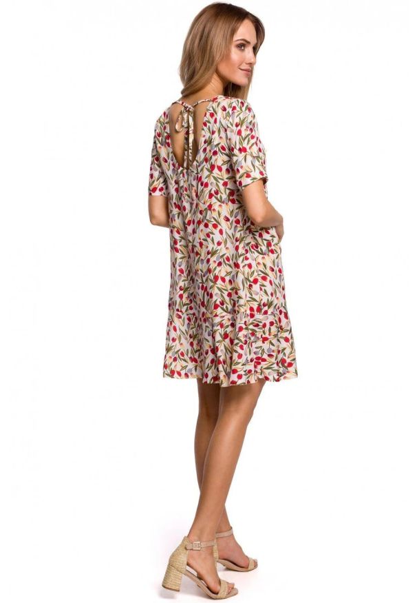 Sukienki.shop - Przewiewna trapezowa sukienka w kwiaty z falbaną na lato. Materiał: tkanina. Wzór: kwiaty. Sezon: lato. Typ sukienki: trapezowe. Długość: mini