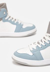 Born2be - Biało-Niebieskie Sneakersy Larainy. Wysokość cholewki: za kostkę. Nosek buta: okrągły. Kolor: biały. Szerokość cholewki: normalna. Wzór: aplikacja. Sezon: lato #6