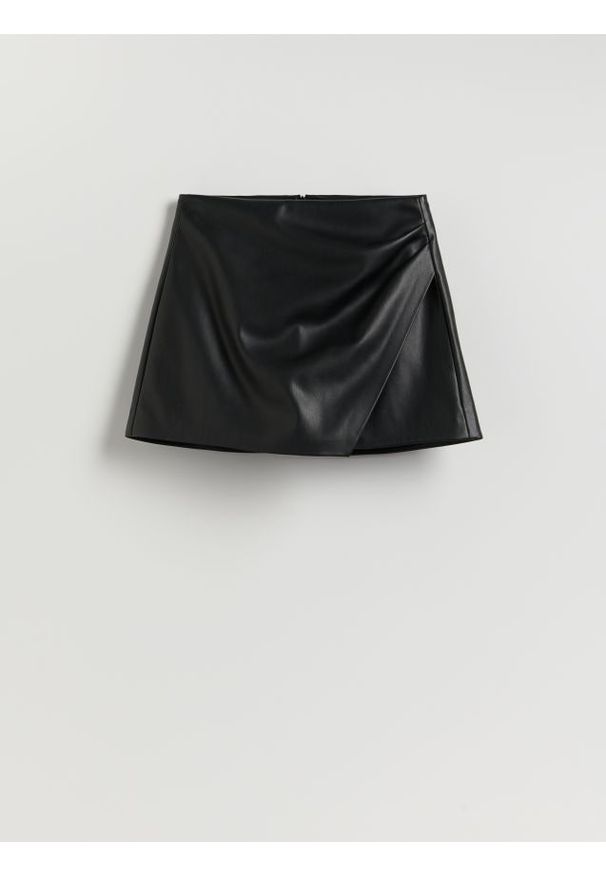 Reserved - Spódnico-szorty z imitacji skóry - czarny. Kolor: czarny. Materiał: skóra