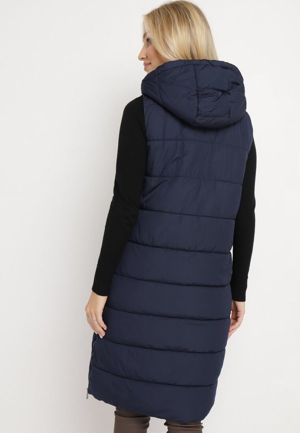 Born2be - Granatowa Długa Kamizelka Bezrękawnik z Klasycznym Pikowaniem i Kapturem Shin. Typ kołnierza: golf. Kolor: niebieski. Materiał: dzianina, jeans. Długość rękawa: bez rękawów. Długość: długie. Styl: klasyczny