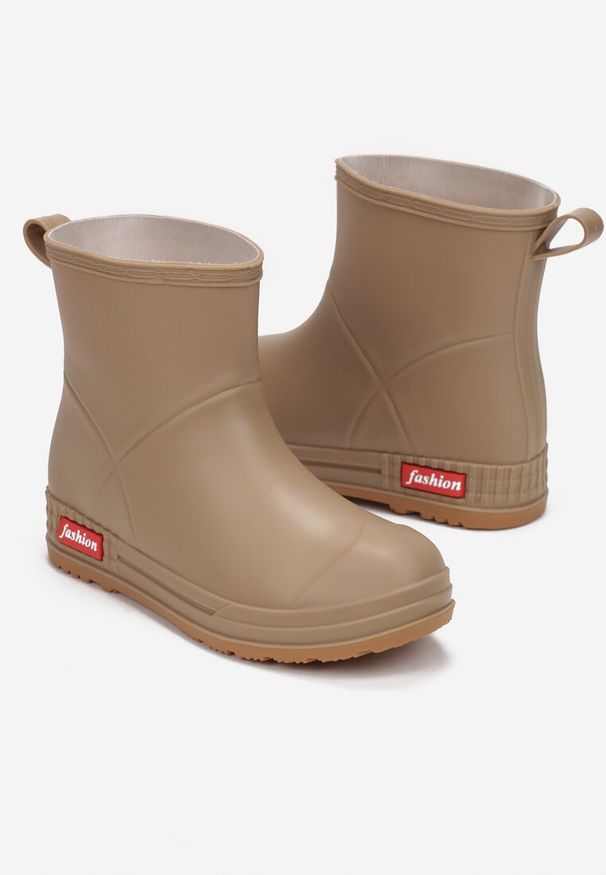 Born2be - Ciemnobeżowe Kalosze Melenope. Okazja: na co dzień. Wysokość cholewki: za kostkę. Nosek buta: okrągły. Kolor: beżowy. Materiał: guma. Szerokość cholewki: szeroka. Wzór: napisy, gładki, kolorowy, jednolity. Styl: casual