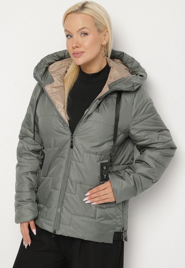Born2be - Zielona Pikowana Kurtka z Kapturem i Ozdobnymi Suwakami Tulirisa. Okazja: na co dzień. Typ kołnierza: kaptur. Kolekcja: plus size. Kolor: zielony. Materiał: jeans. Styl: sportowy, casual
